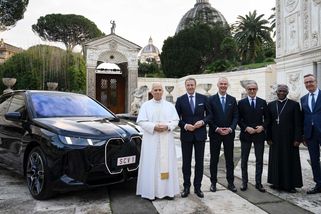 Papež převzal nové auto, černé BMW s kontroverzním designem - Novinky